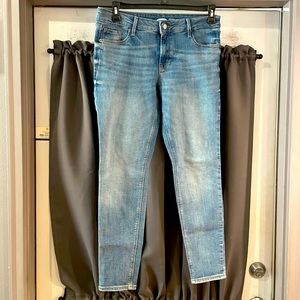 EUC! Old Navy Rockstar Super Skinny. 10